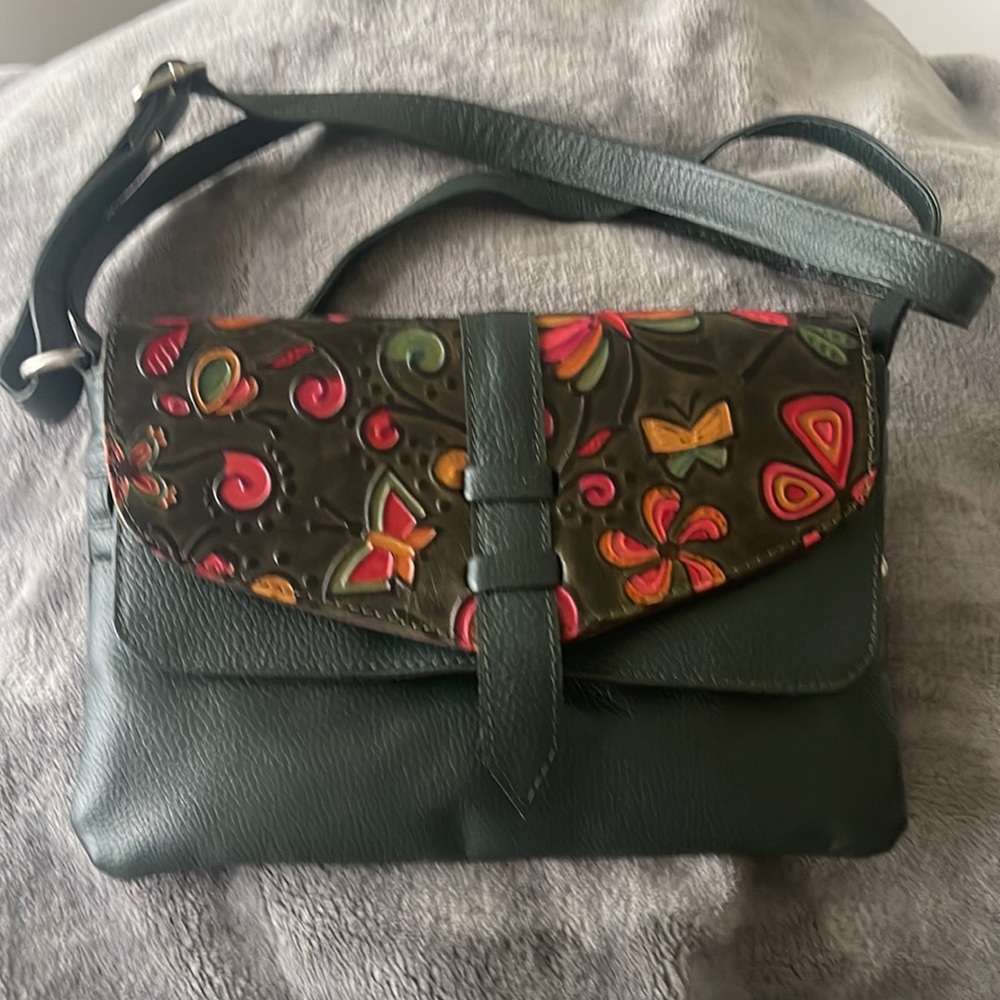 Stunning green leather vintage purse. Multiple pockets.